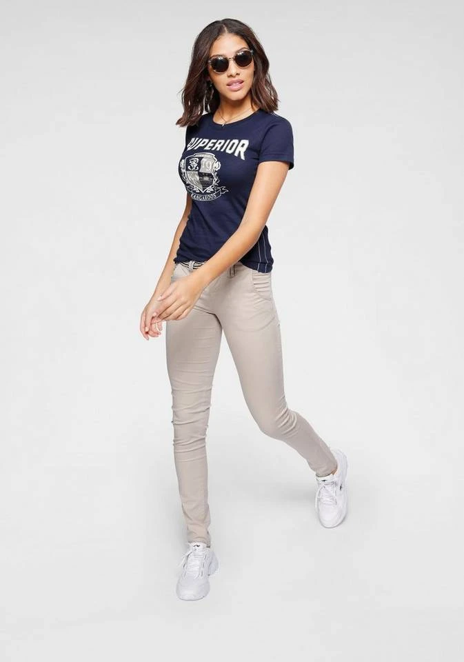 KangaROOS Chinohose (Set, 2-tlg., mit Gürtel) in schmaler Form, mit Kordel zu binden Beige, Schwarz, Weiß, Marine 52 KangaROOS Chinohose (Set, 2-tlg., mit Gürtel) in schmaler Form, mit Kordel zu binden Beige, Schwarz, Weiß, Marine – Bild 50