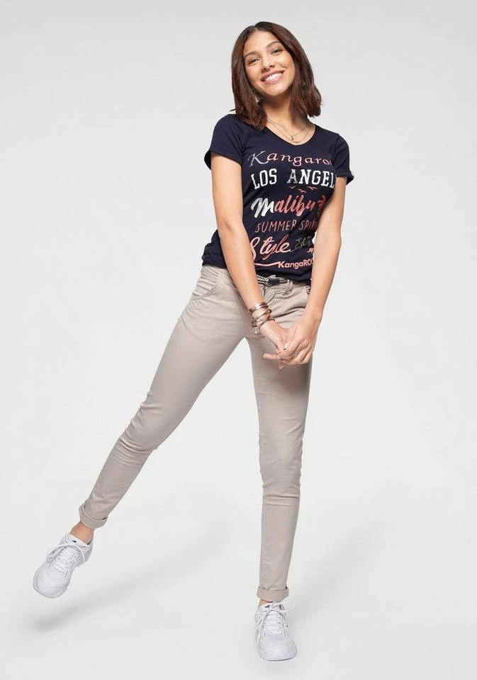 KangaROOS Chinohose (Set, 2-tlg., mit Gürtel) in schmaler Form, mit Kordel zu binden Beige, Schwarz, Weiß, Marine 53 KangaROOS Chinohose (Set, 2-tlg., mit Gürtel) in schmaler Form, mit Kordel zu binden Beige, Schwarz, Weiß, Marine – Bild 51