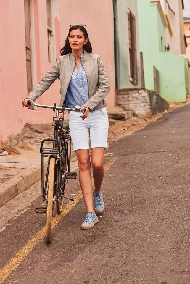 37387591.jpg KangaROOS Hemdbluse mit Volants am Ärmel und Blumen-Stickerei vorne -KANGAROOS Verkäufe 37387591