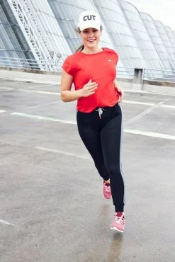 KangaROOS T-Shirt »Nachhaltige LENZING™ ECOVERO™ Viskose« Rot, Schwarz 16 KangaROOS T-Shirt »Nachhaltige LENZING™ ECOVERO™ Viskose« Rot, Schwarz -KANGAROOS Verkäufe d68ff868 5038 5b20 be03 0ff827cc7ca6